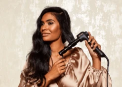 HOT TOOLS Curl Bar Black Gold 25mm 3 HOT TOOLS Curl Bar Black Gold 25mm -L'Oreal Verkoop htcurl1181bg product in use 300dpi