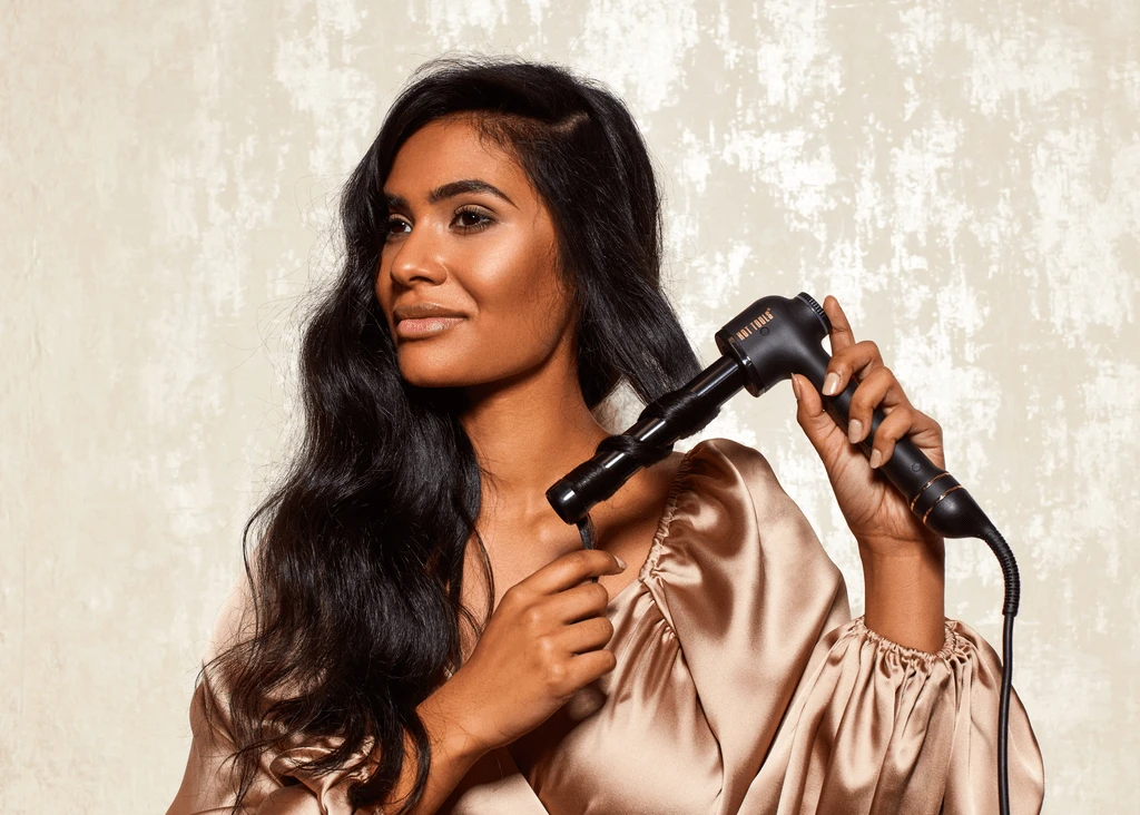 HOT TOOLS Curl Bar Black Gold 32mm HOT TOOLS Curl Bar Black Gold 32mm -L'Oreal Verkoop htcurl1181bg product in use 300dpi min 1