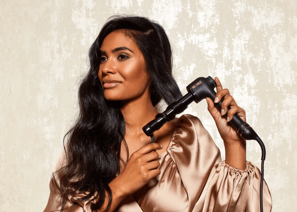 HOT TOOLS Curl Bar Black Gold 25mm HOT TOOLS Curl Bar Black Gold 25mm -L'Oreal Verkoop htcurl1181bg product in use 300dpi